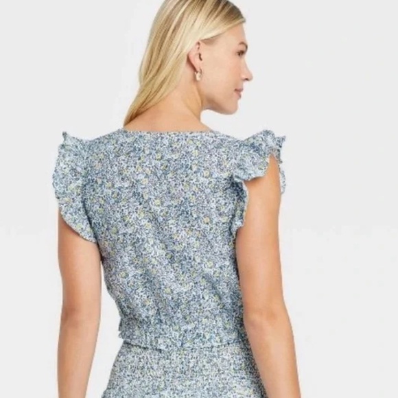 Universal Thread Blue Floral Flutter Sleeveless Cropped Wrap Top Size Large - Picture 2 of 10